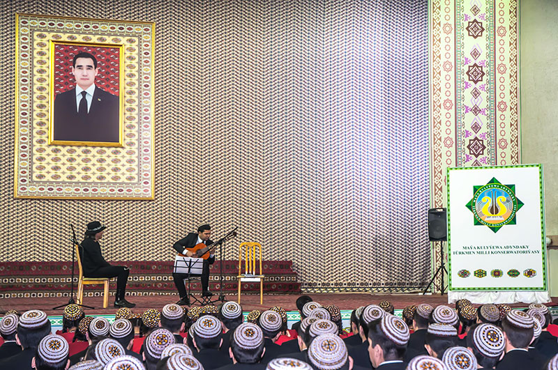 Гость из Италии композитор и гитарист Антонио Онорато посетил консерваторию